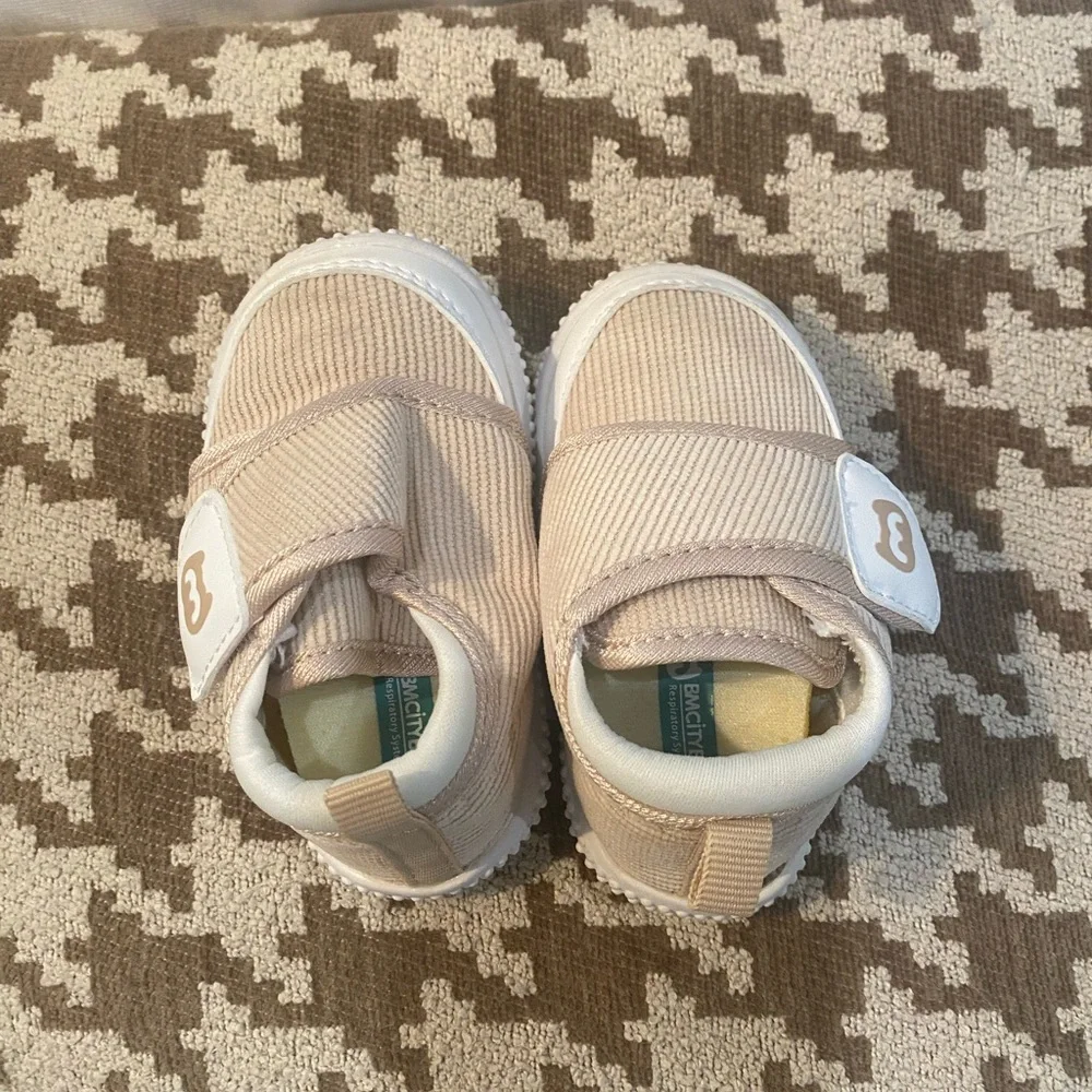 BMCiTYBM Infant Cream Shoes NWOT